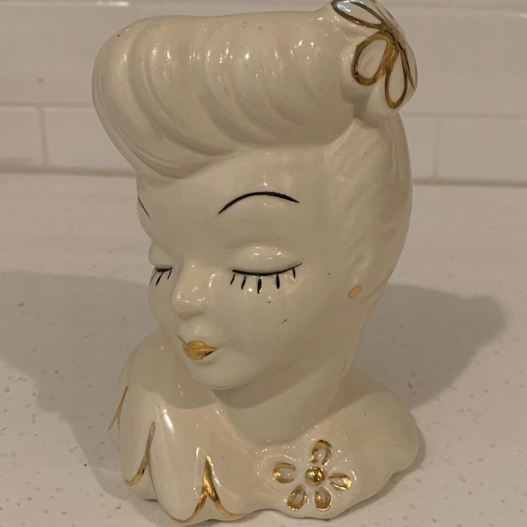 Glamour Girl Head vase ..signed white with gold trim. Price Firm - Picture 1 of 8